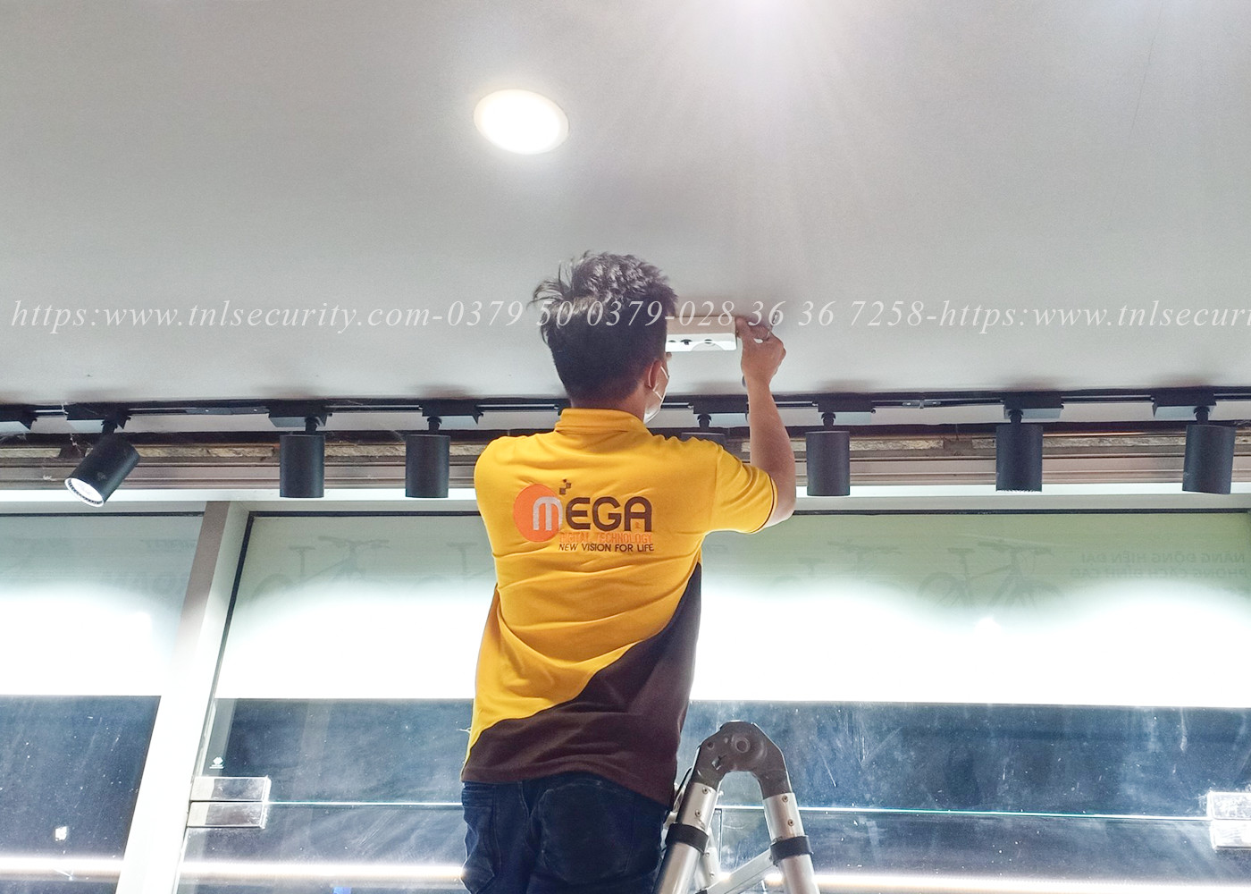 Lap-dat-may-dem-nguoi-camera-3D-cho-chuoi-cua-hang-tai-quan-2